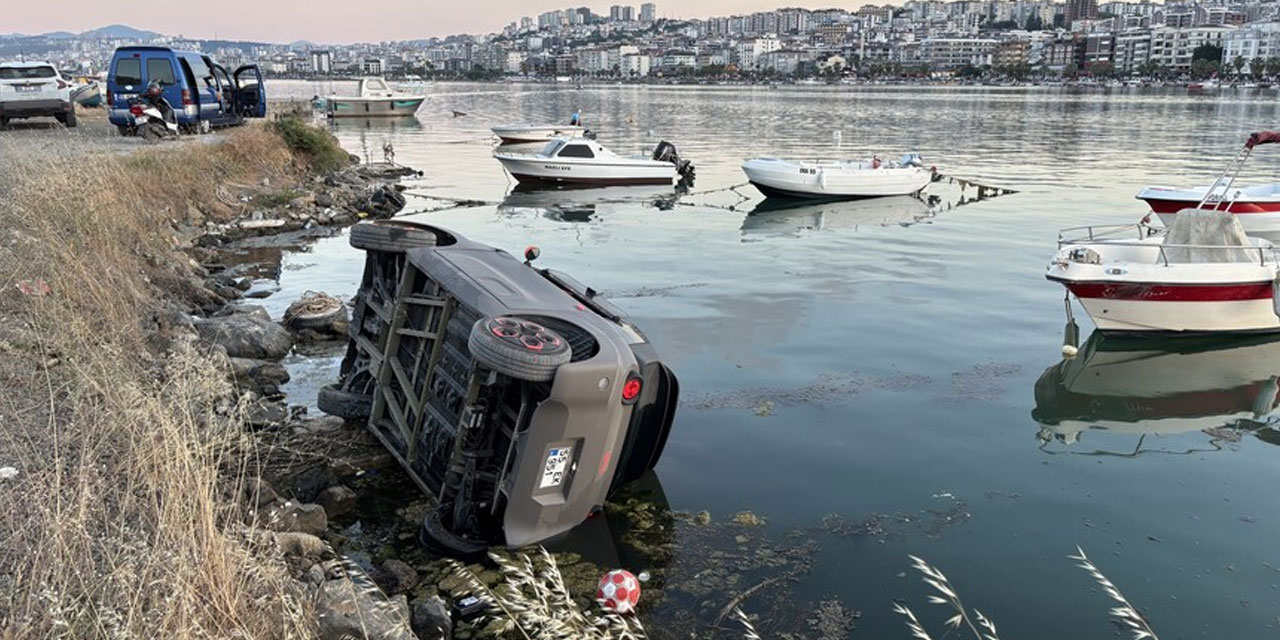 Samsun'da elektrikli araç limandaki kayalıklara devrildi