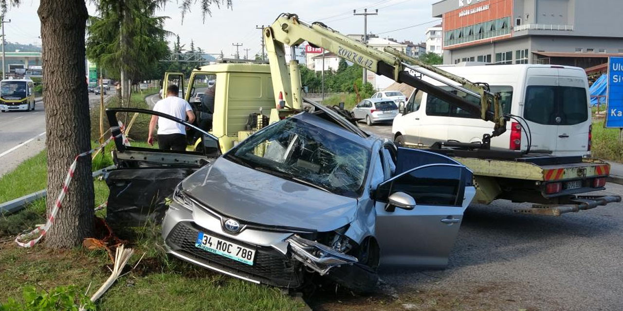 Ordu'da otomobil, ağaç ve aydınlatma direğini devirdi: 4 yaralı