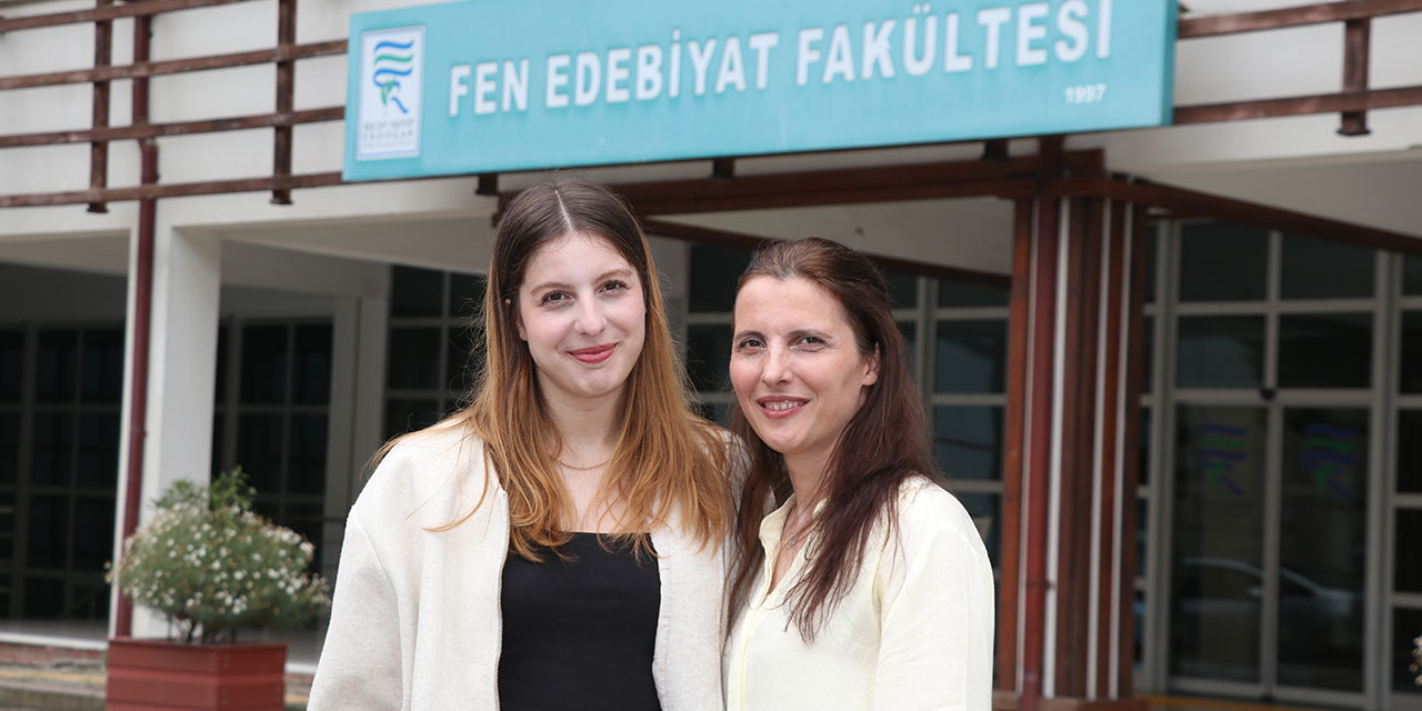 Rize'de üçüncü üniversite diplomasını birincilikle alan kadın kızına örnek oldu
