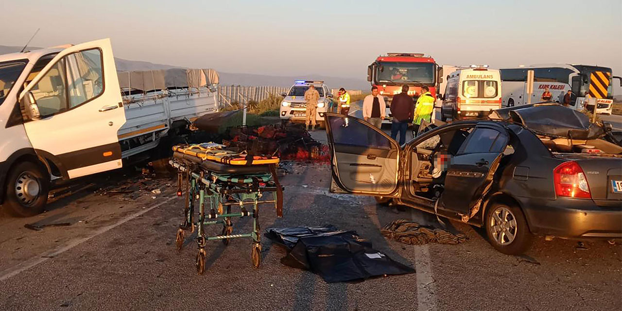 Erzurum'da otomobil, kiraz yüklü kamyonete çarptı: 3 ölü, 3 yaralı