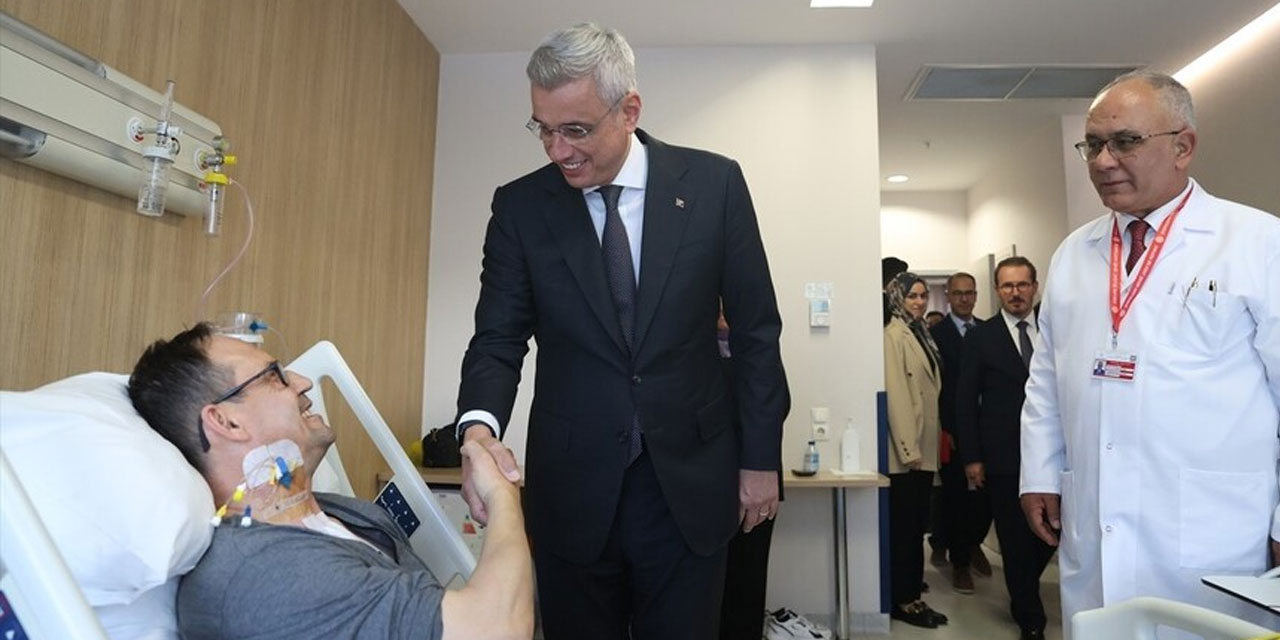 Bakan Memişoğlu, ameliyatında yerli kalp-akciğer makinesi ilk kez kullanılan hastayı ziyaret etti
