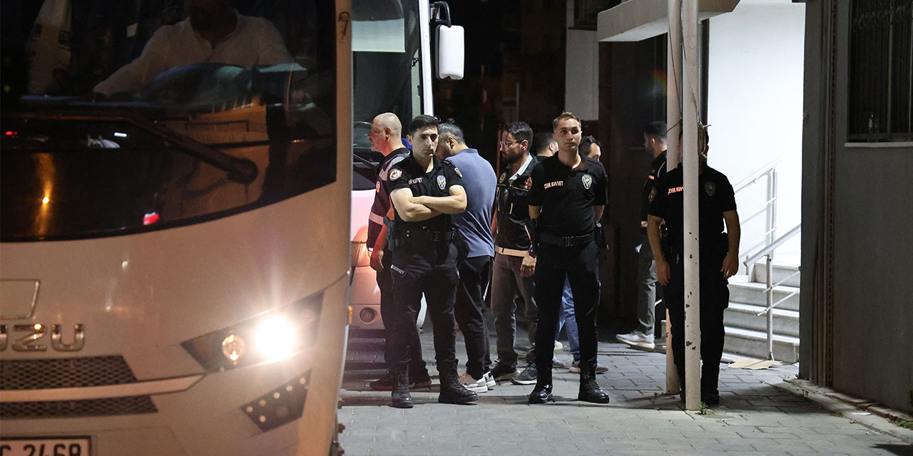 Seferihisar Belediye Başkanı Yetişkin'in de aralarında bulunduğu 20 şüpheli adliyeye sevk edildi