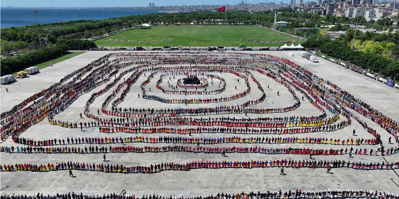 İstanbul'da 5 bin kişi aynı anda horon oynayarak Guinness Rekorlar Kitabı'na girdi