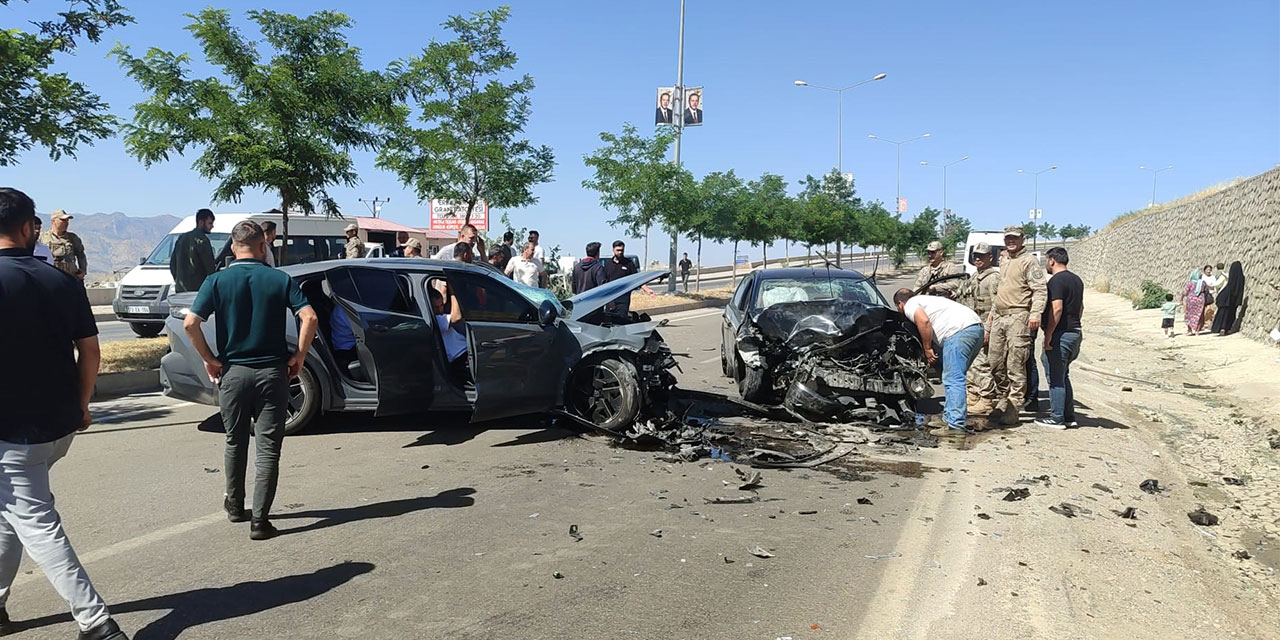 Karşı şeride geçen otomobille cip çarpıştı: Öğretmen öldü, 3 yaralı