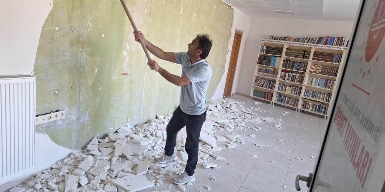 Müftülük binasının çatlayan duvarı için müftü ve personel kolları sıvadı