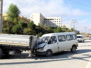 Kastamonu’da Tır İle Minibüs Çarpıştı: 1 Yaralı