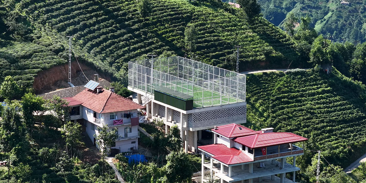 Rize'de düz alan bulamayınca çay alım yerinin üstü halı saha oldu