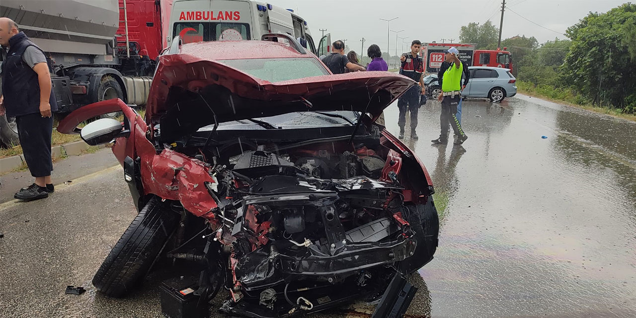 Samsun'da iki otomobilin çarpıştığı kazada 2'si ağır 4 kişi yaralandı