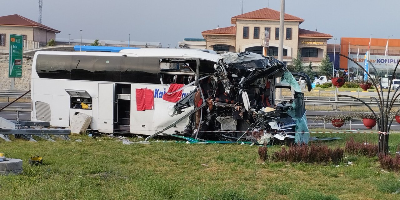Yolcu otobüsü, bariyer ve tabelaya çarptı: 4'ü ağır, 13 yaralı