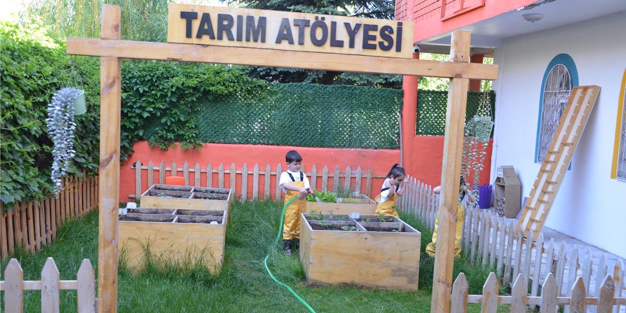 Anaokulu öğrencilerine ormanda doğayla iç içe eğitim