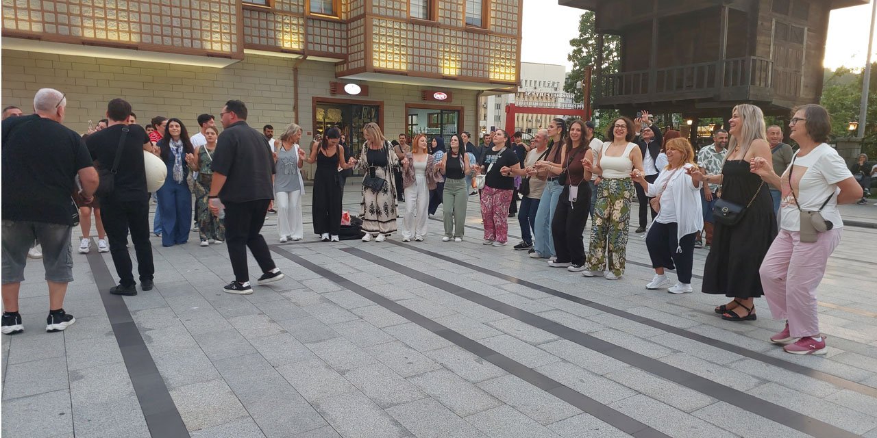 Yunan turistler dev çay bardağının altında yunan ezgileriyle horon oynadı