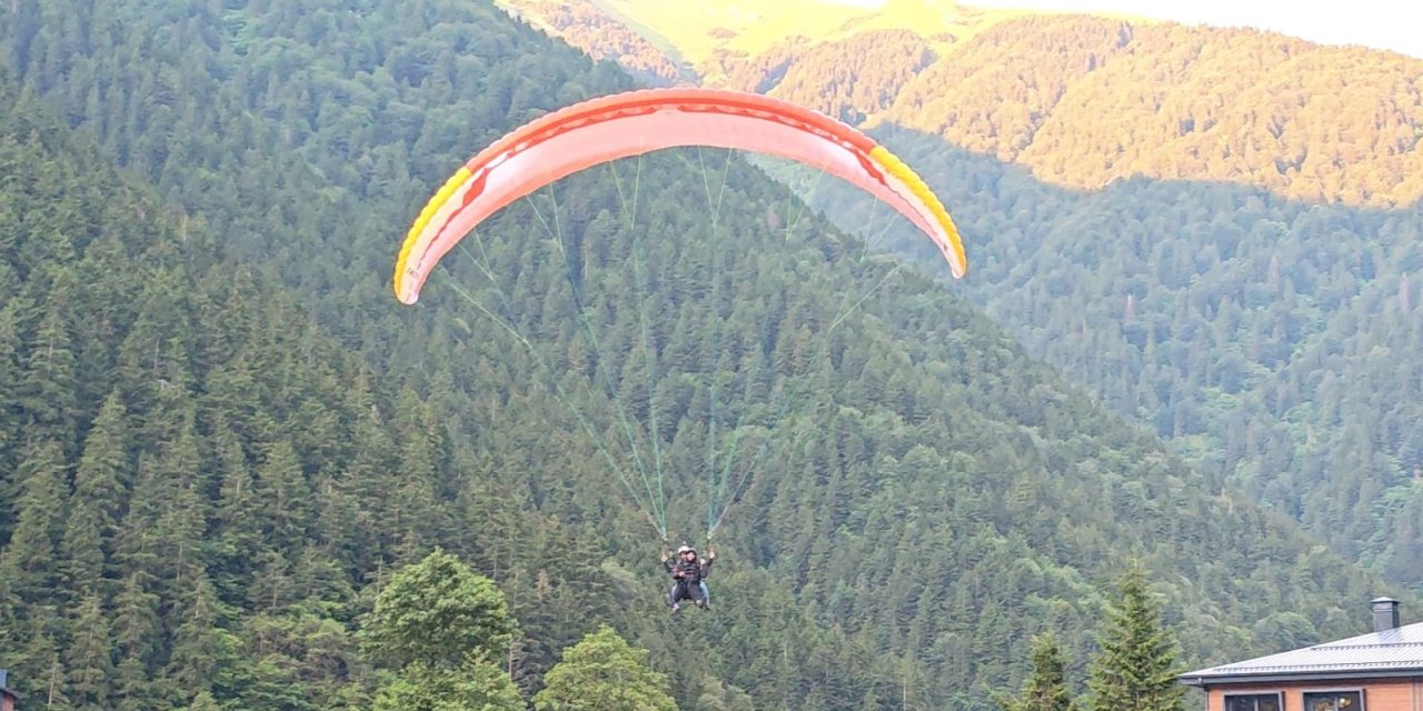 Trabzon'da Uzungöl semalarında yamaç paraşütü heyecanı