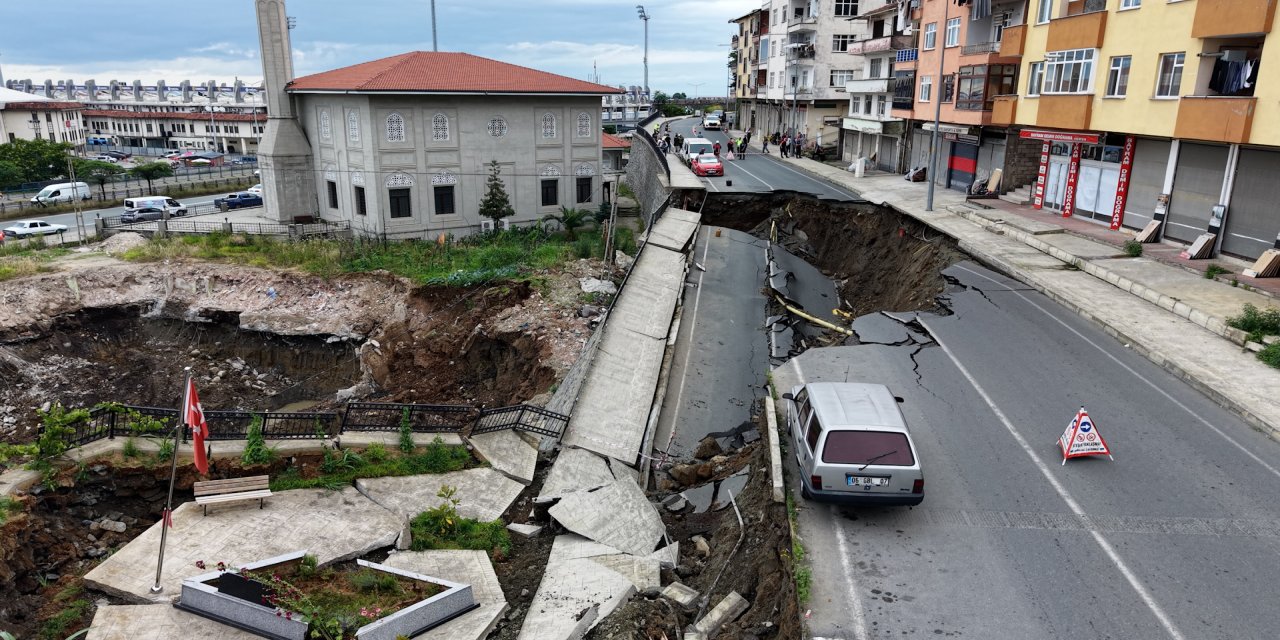 Rize'de yurt inşaatının kazısında istinat duvarı ve yol çöktü: 3 bina tahliye edildi