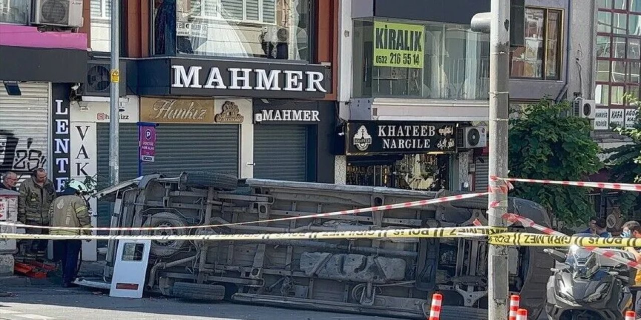 İETT otobüsü ile ambulansın çarpışması sonucu 5 kişi yaralandı