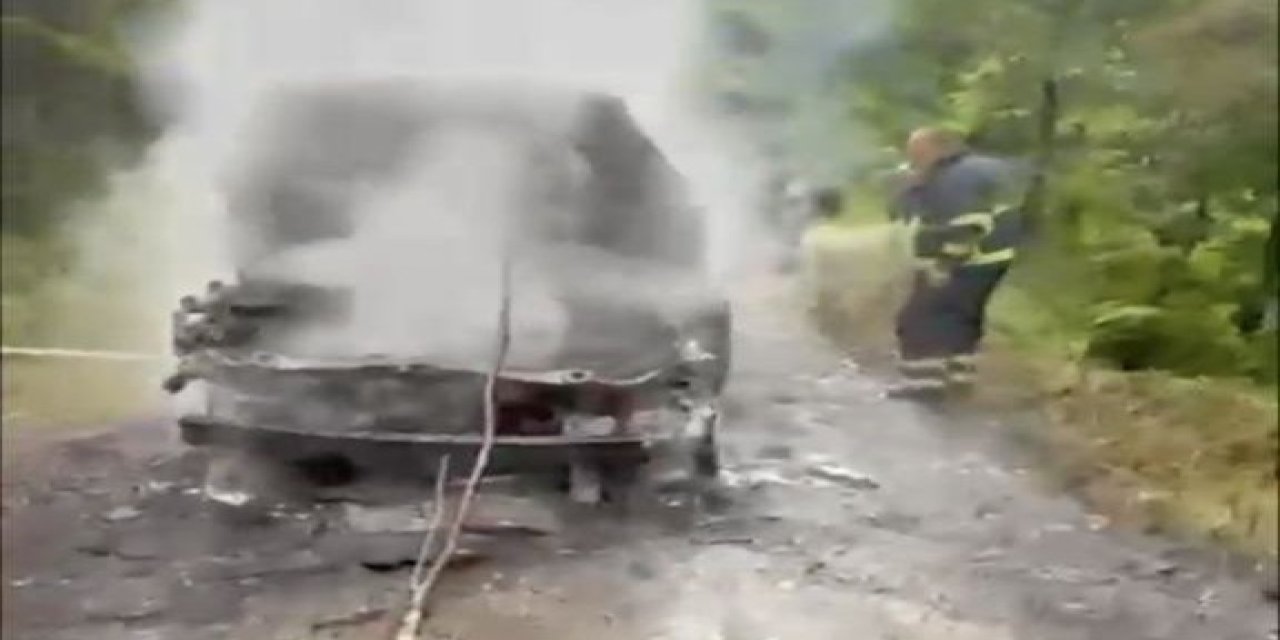 Rize'de Seyir Halindeki Kamyonet Alev Alev Yandı