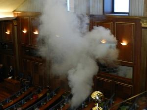 Muhalefetten Kosova Meclisi’ne Yine Göz Yaşartıcı Gaz Protestosu