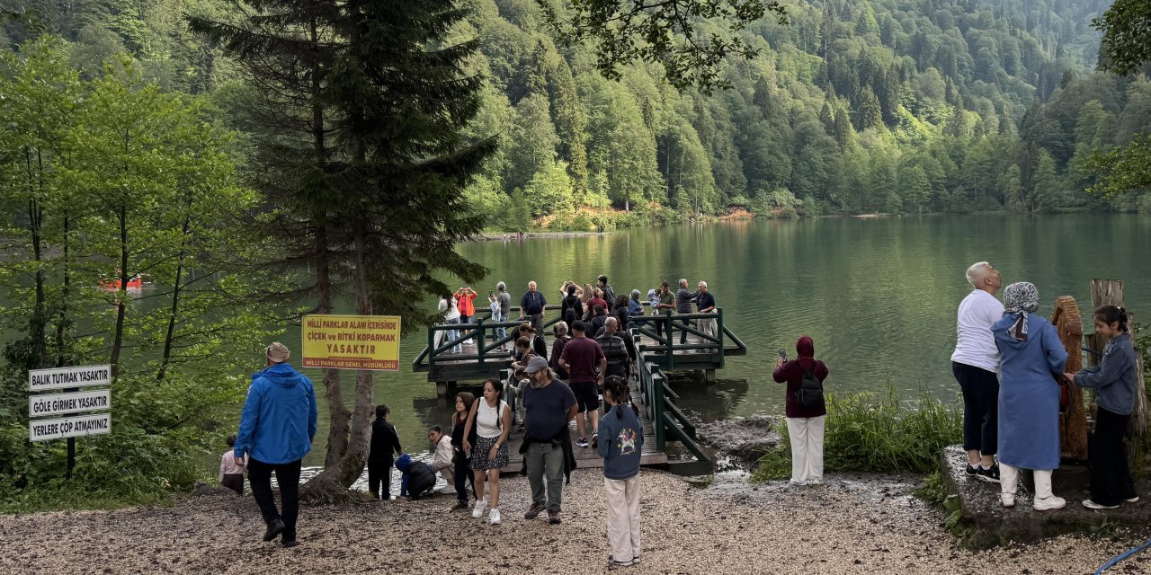 Borçka Karagöl Tabiat Parkı'nda ziyaretçi yoğunluğu yaşanıyor