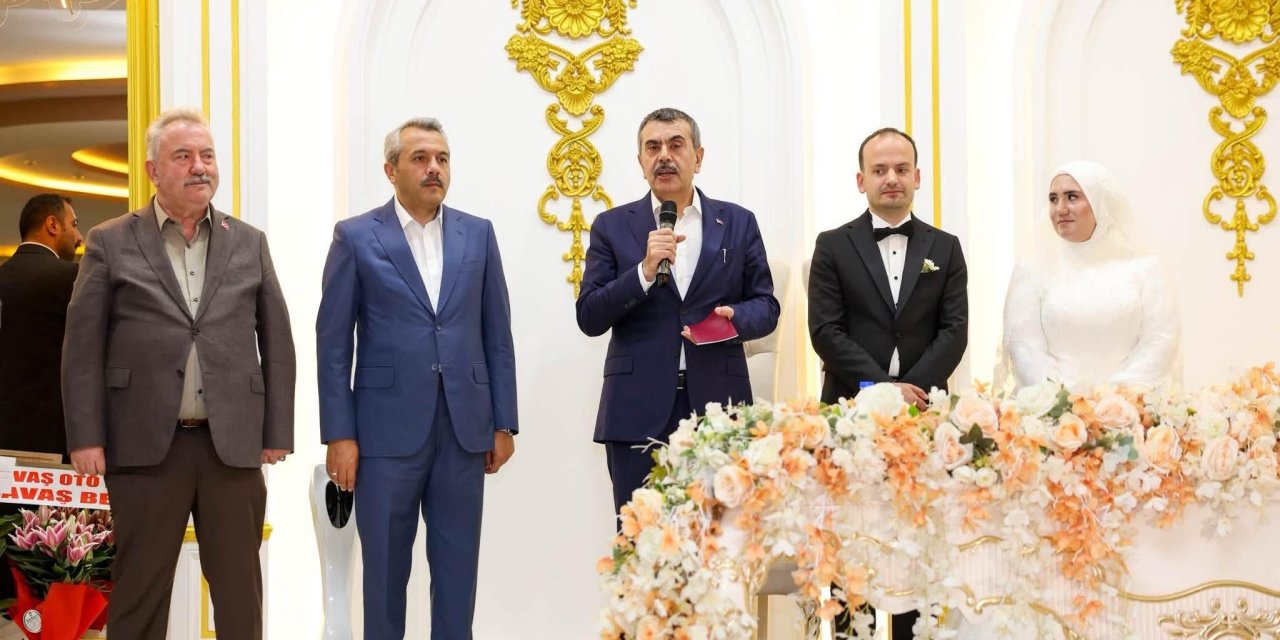 Bakan Tekin Rize’de Öğretmen Çiftin Nikah Şahidi Oldu