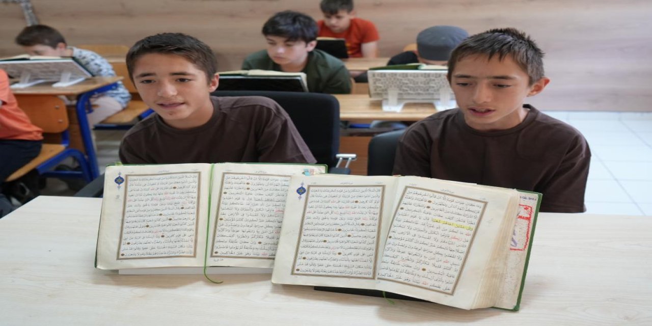 13 yaşındaki ikiz kardeşler birlikte Kur'an-ı Kerim'i ezberleyerek hafız oldu