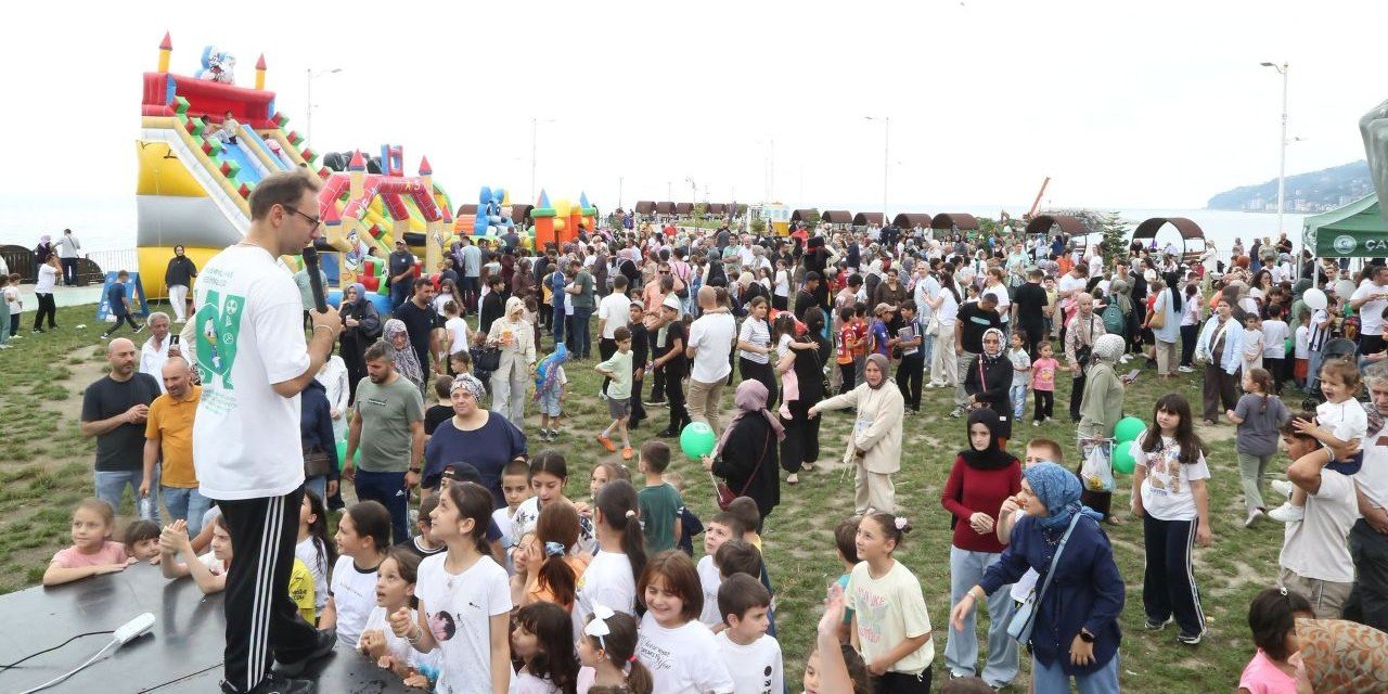 Çayeli’de Çocuk Şenliği: 2 bin aşure, 3 bin mısır dağıtıldı