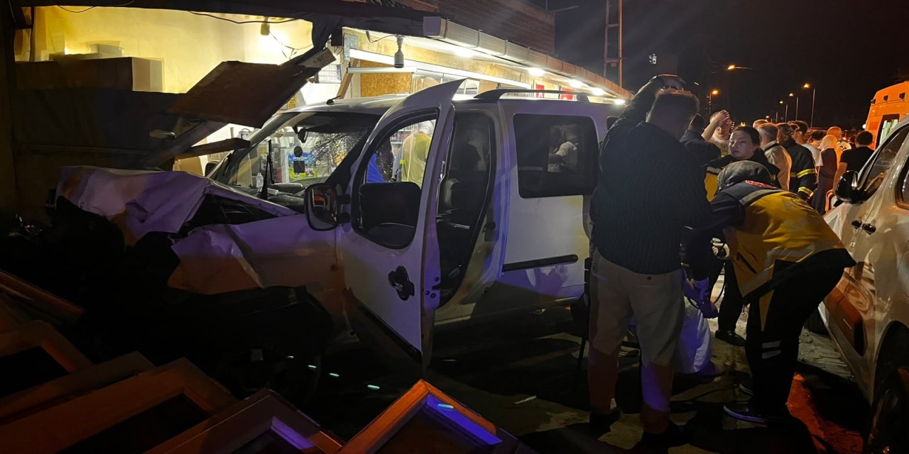 Sinop'ta kazaya karışan hafif ticari araçtaki 5 kişi yaralandı