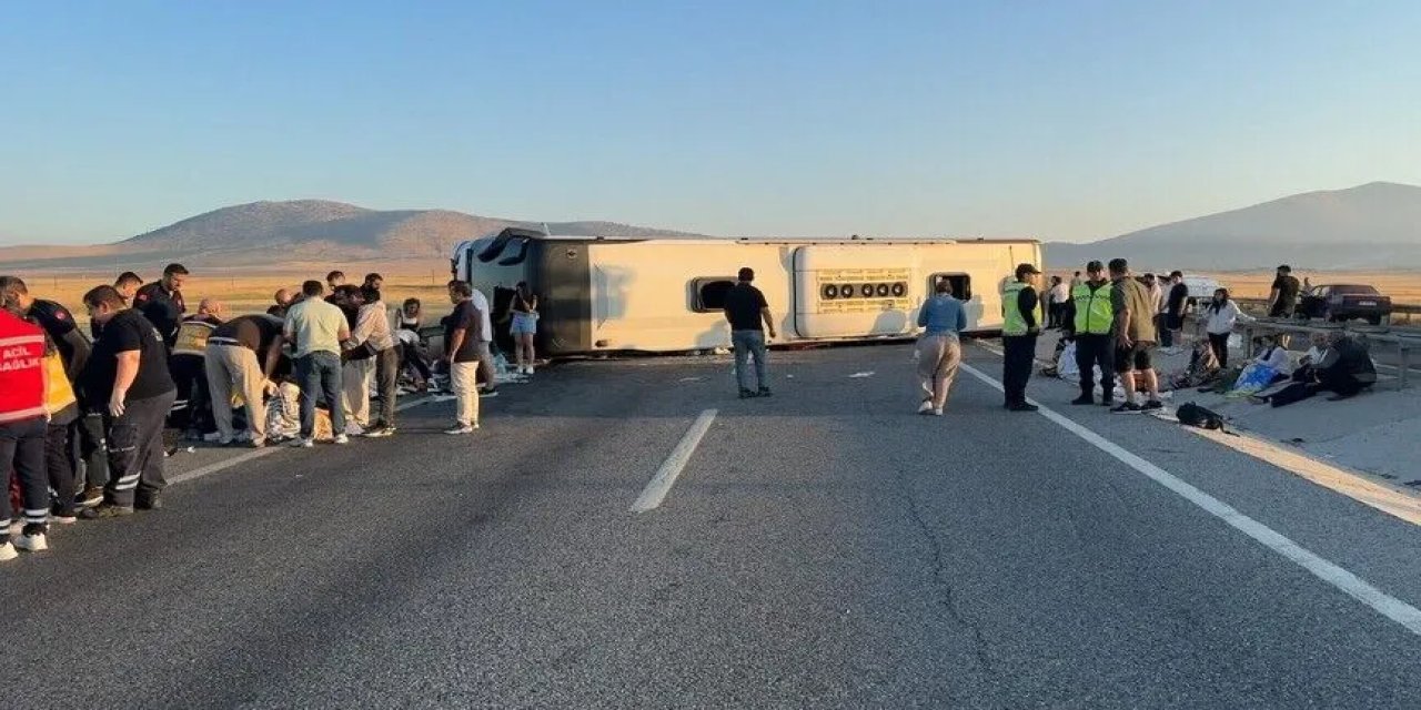 Kütahya'da yolcu otobüsü bariyerlere çarpıp devrildi: 31 yaralı
