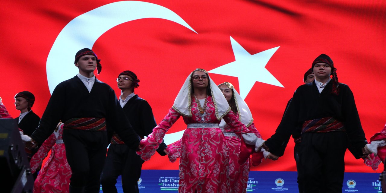Samsun'da 36'ncı Uluslararası Halk Oyunları Festivali başladı