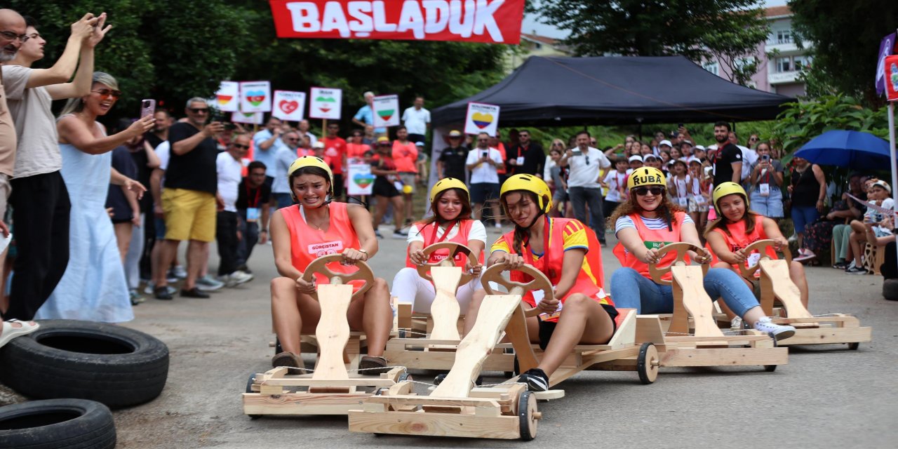 Rize'de "Ülkeler Arası Tahta Araba Yarışması" yapıldı