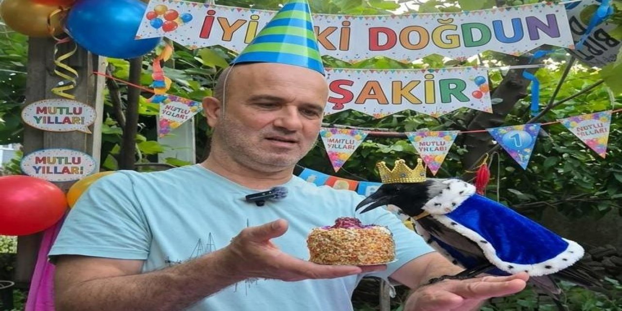 Rizeli Vatandaştan Vefa Örneği: 3 Yıl Önce Kurtardığı Kargaya Doğum Günü Partisi Düzenledi