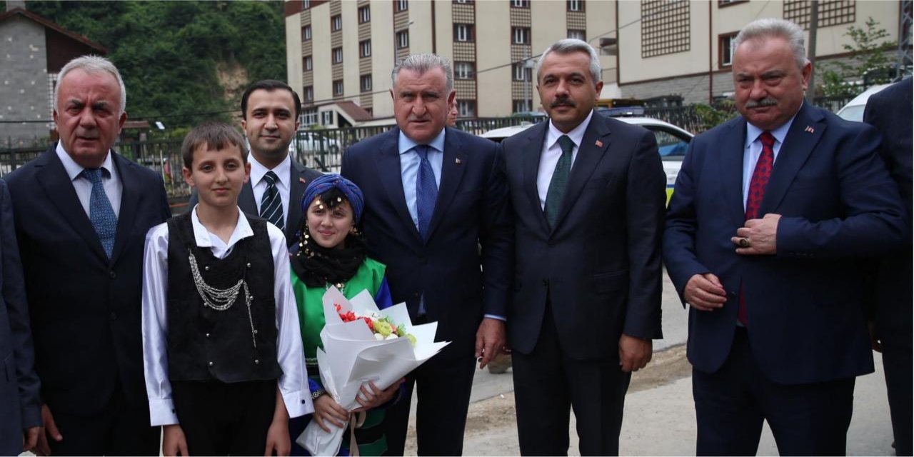Gençlik ve Spor Bakanı Bak, İkizdere İlçe Stadı'nda incelemelerde bulundu