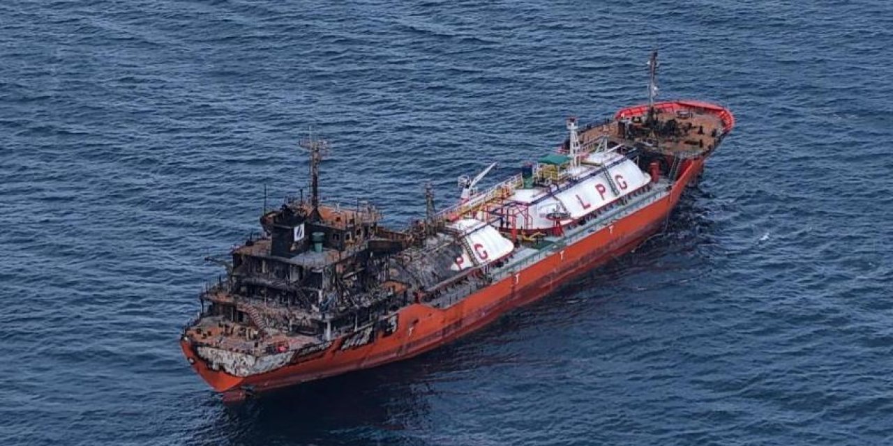 Karadeniz’de dron saldırılarında hasar alan bir gemi daha Trabzon’a geldi