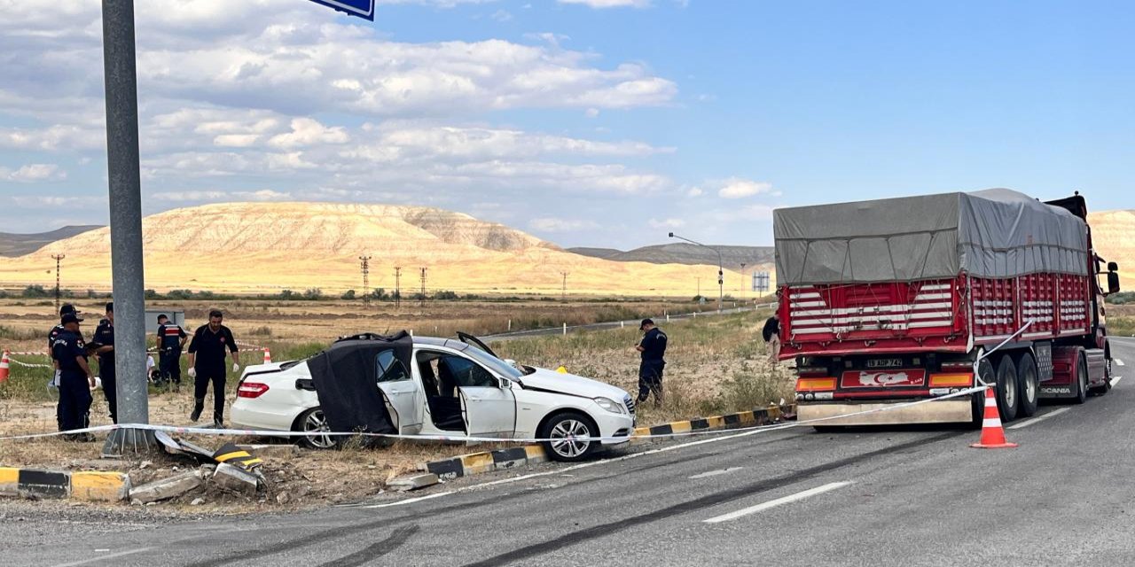 Çankırı'da kamyon ile otomobil çarpıştı: 3 ölü, 2 yaralı
