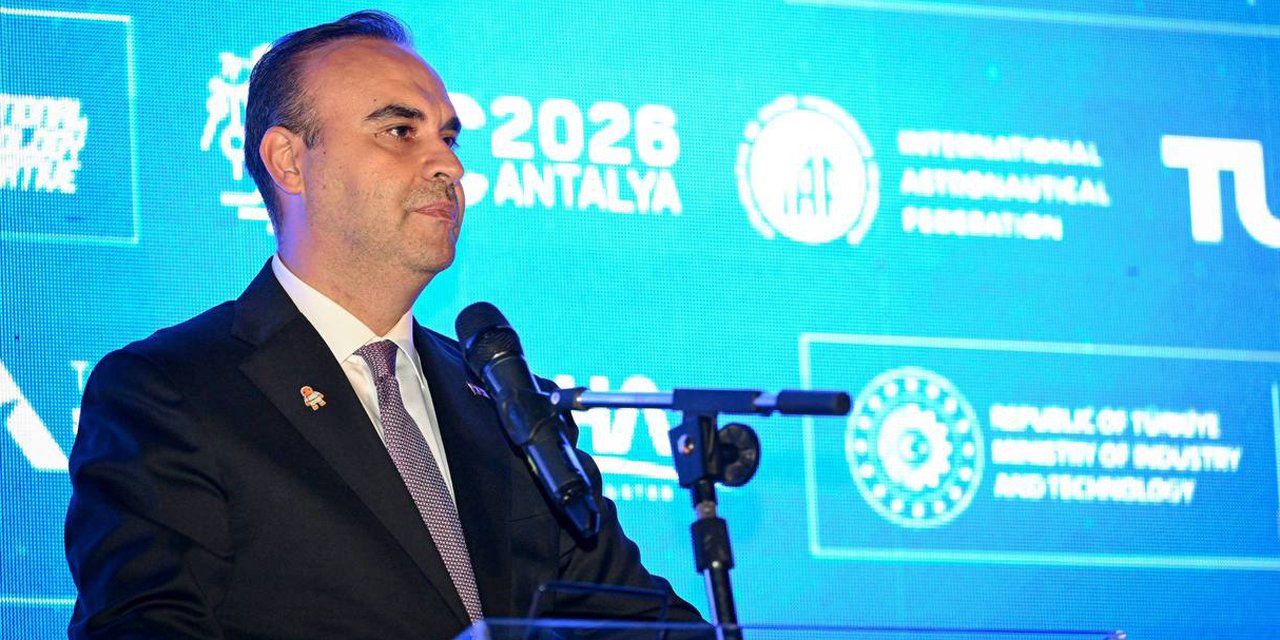 Bakan Kacır: Türkiye'de tasarlanan ve inşa edilen bir uzay aracıyla Ay'a ulaşmaya hazırlanıyoruz