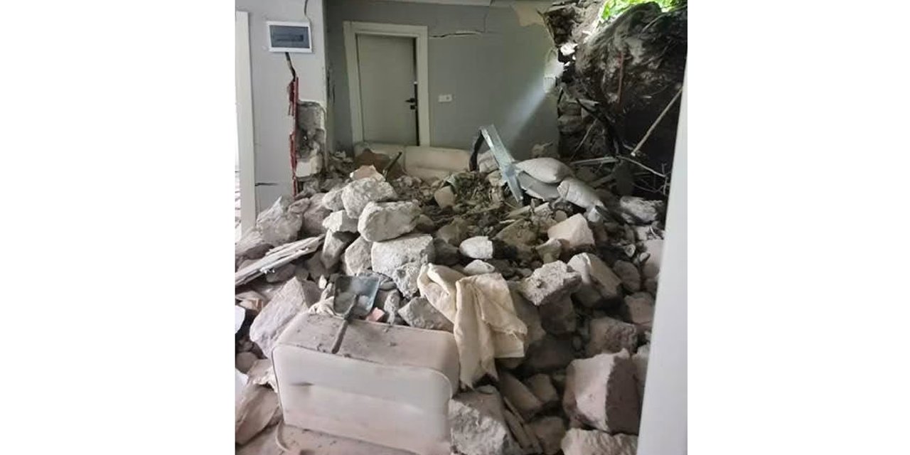 Heyelanda kaya parçası eve isabet etti
