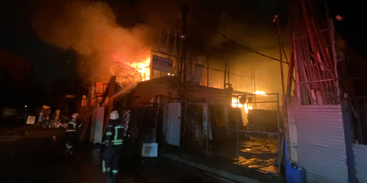 Trabzon'da bir binanın çatısında ve iş yerinde çıkan yangın söndürüldü