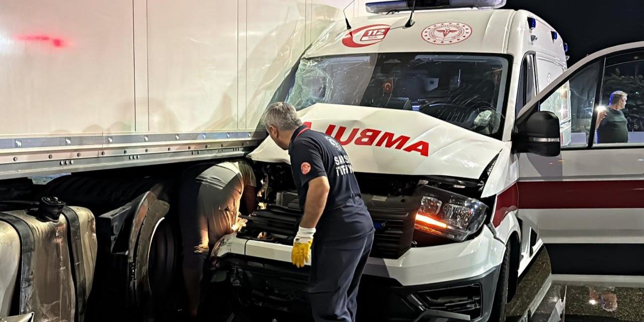 Ambulans ile tırın çarpıştığı kazada 6 kişi yaralandı