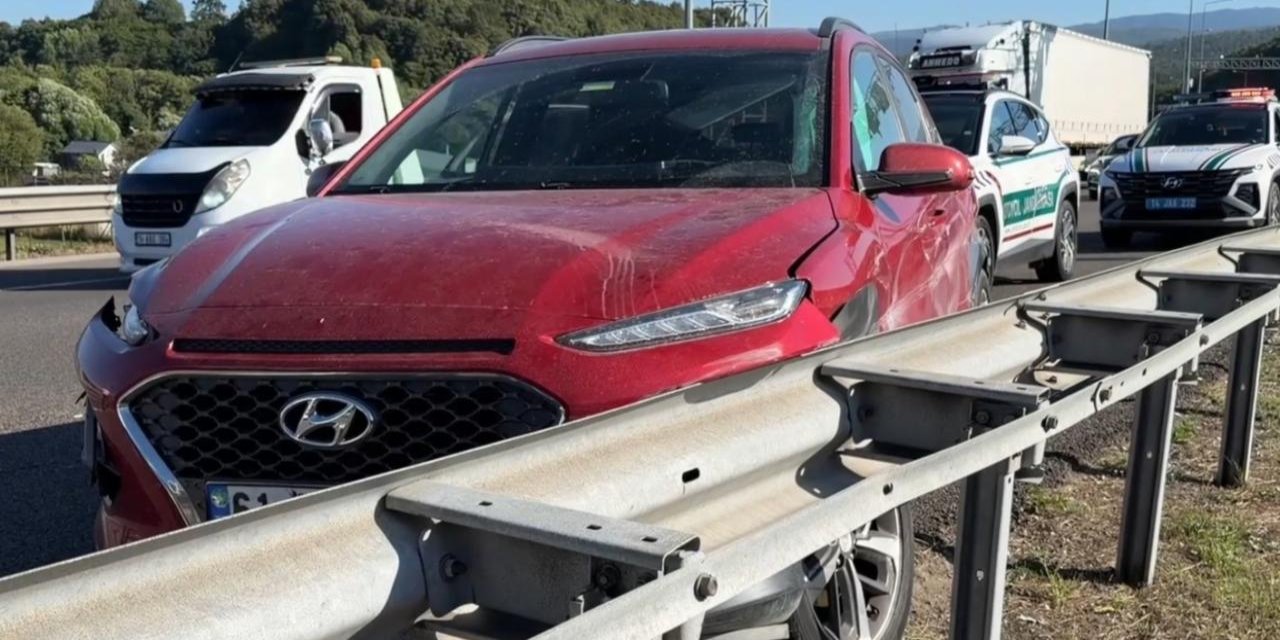 61 plakalı otomobil Bolu Dağı Tüneli girişinde bariyerlere çarptı: 2 yaralı