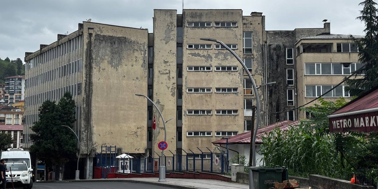 Rize’de Eski SGK Binası ‘Özel Mülk’ Tehlikeye Davetiye Çıkarıyor