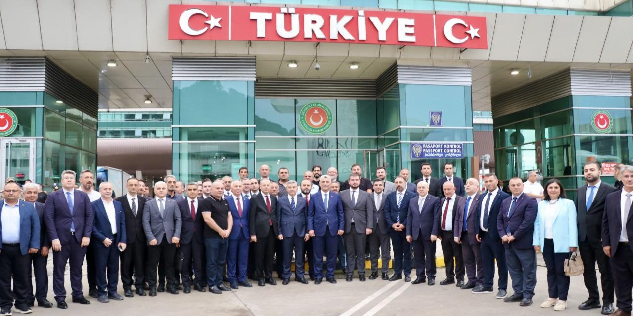 Ticaret Bakanı Bolat, Sarp Gümrük Kapısı'nda incelemelerde bulundu