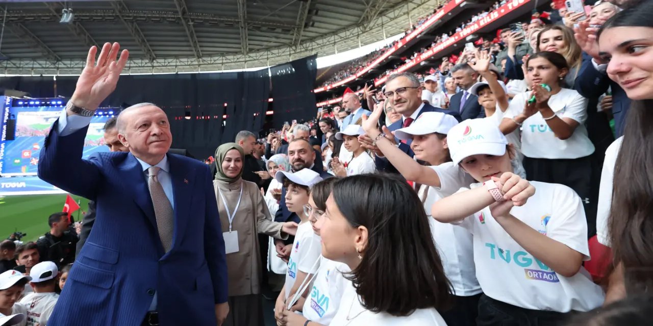 Cumhurbaşkanı Erdoğan: Gençlerimizin en iyi şekilde yetişmesi için tüm gücümüzle çalışıyoruz
