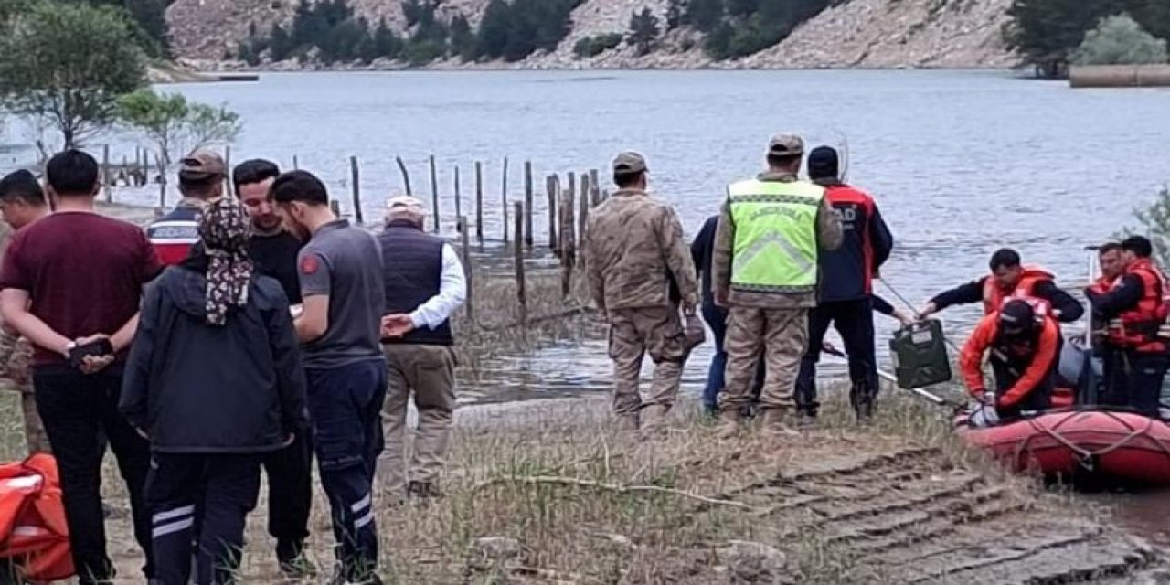 Gümüşhane'de baraj göletine devrilen pikabın sürücüsü öldü