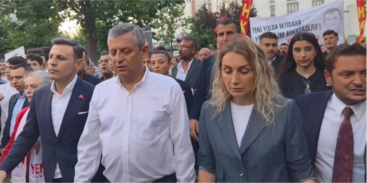 Özgür Özel, Beylikdüzü'nde yürüyüşe katıldı