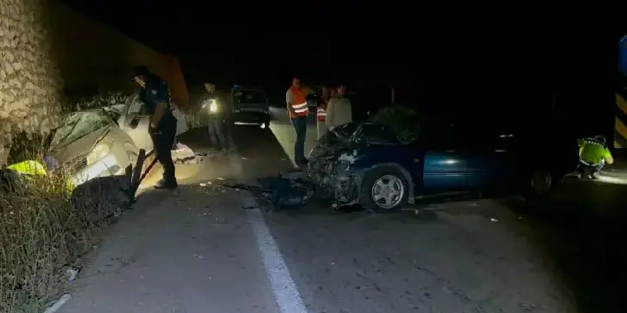 Bursa'da iki otomobil kafa kafaya çarpıştı: Anne ve kızı öldü, 2'si jandarma 6 yaralı