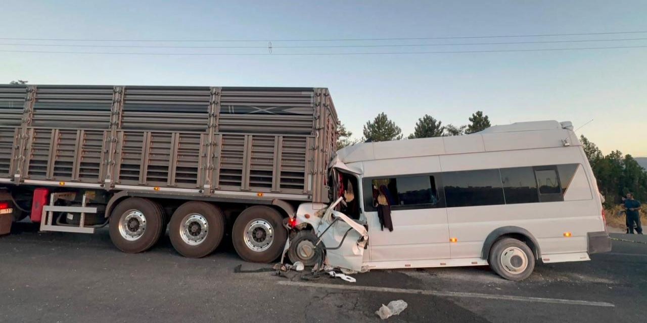 Malatya'da minibüs ile TIR çarpıştı; 18 yaralı