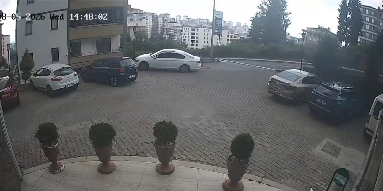 Sürücü fren yerine gaza basınca araç site duvarından aşağı uçtu: 1’i çocuk 3 yaralı