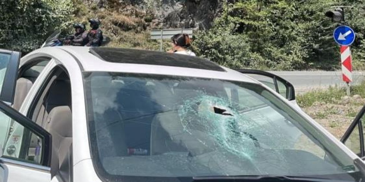 Rize’de otomobilin üzerine kaya düştü: 1 yaralı