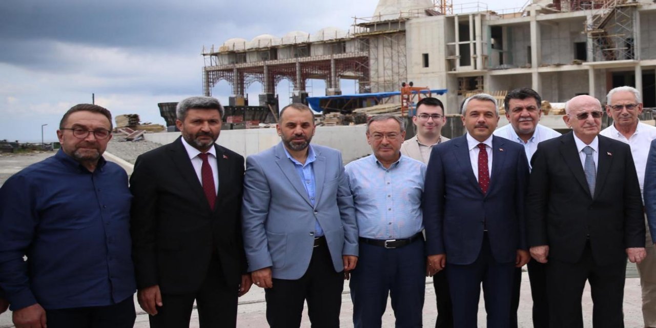 Cumhurbaşkanlığı YİK Üyesi İsmail Kahraman, Rize'de Recep Tayyip Erdoğan Camisi inşaatını inceledi