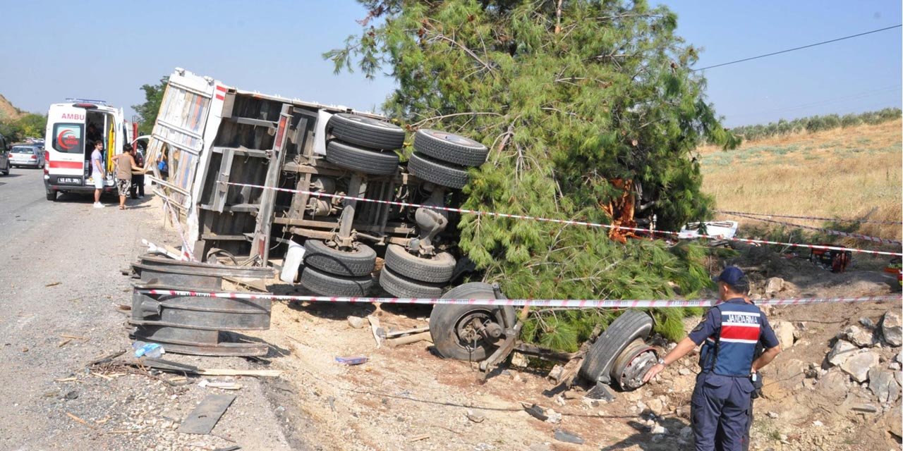 Yolcu otobüsü, kamyona arkadan çarptı: 1 ölü, 7 yaralı