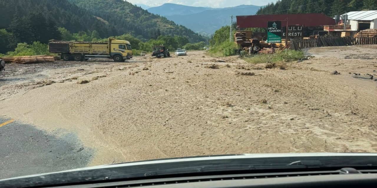 Artvin’de sağanak nedeniyle ulaşım aksadı