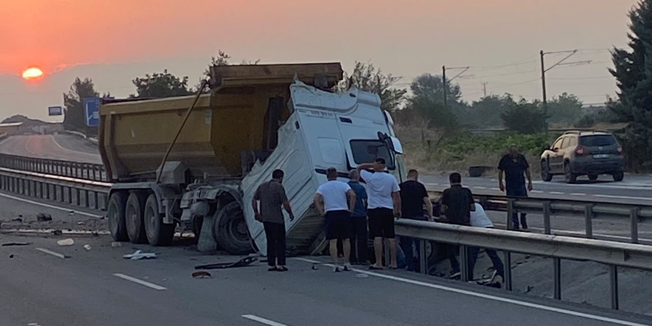 Hafriyat kamyonu bariyerlere çarptı; 1 ölü, 1 yaralı